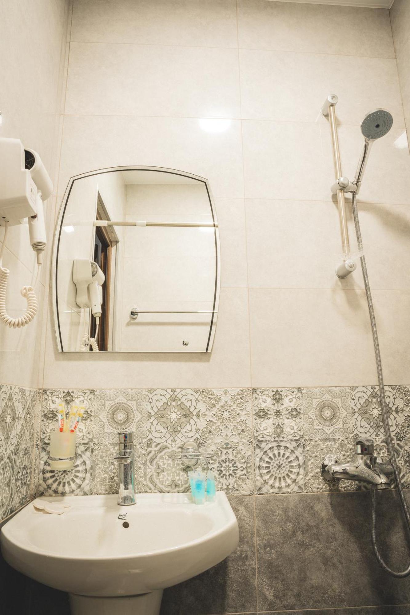 Hh Hotel Tbilisi Bagian luar foto
