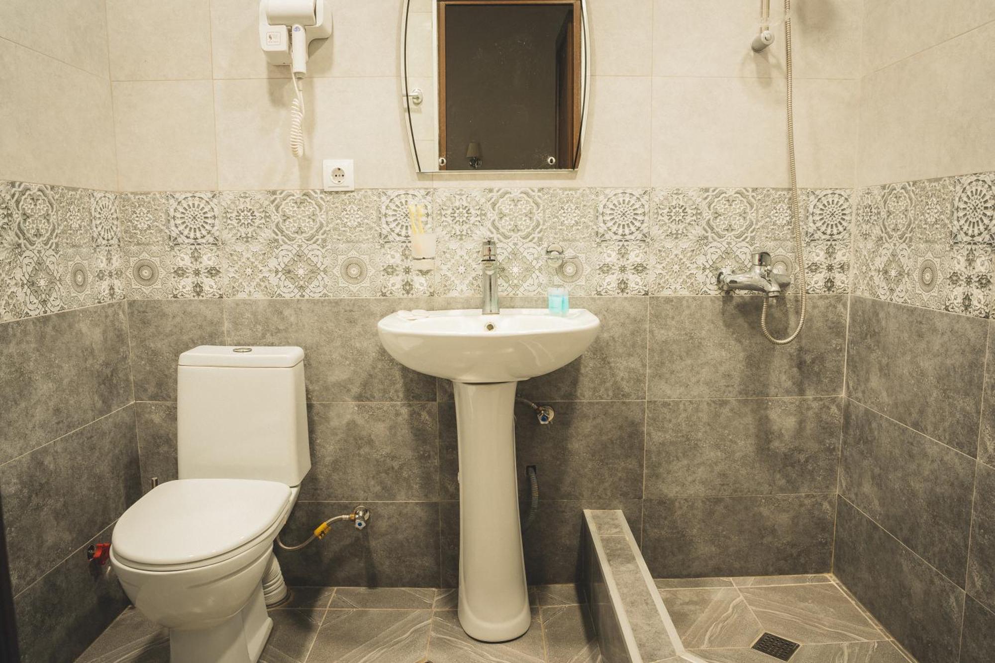 Hh Hotel Tbilisi Bagian luar foto
