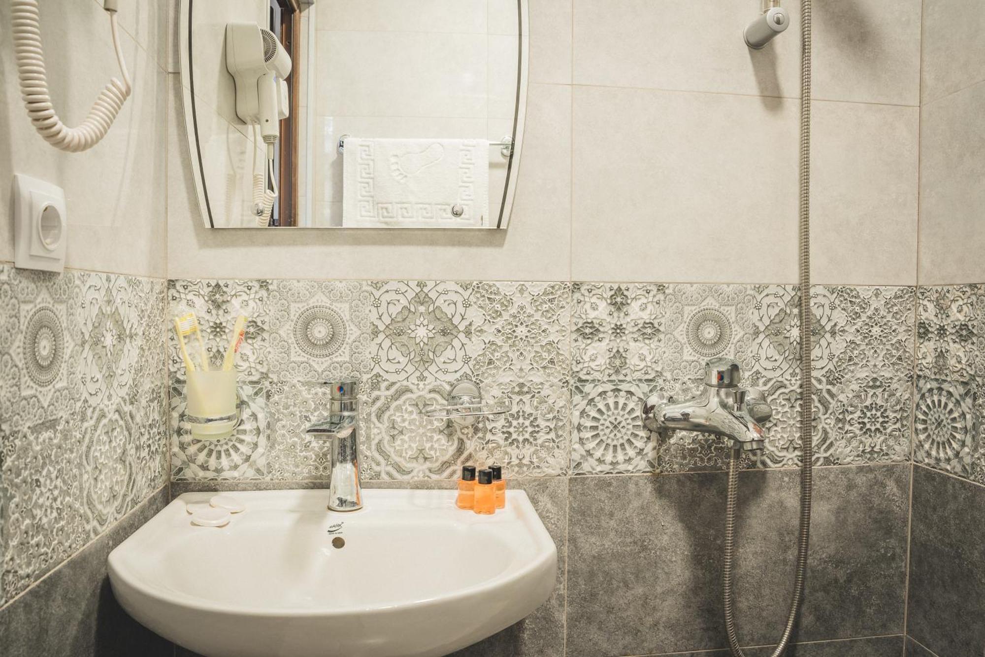 Hh Hotel Tbilisi Bagian luar foto