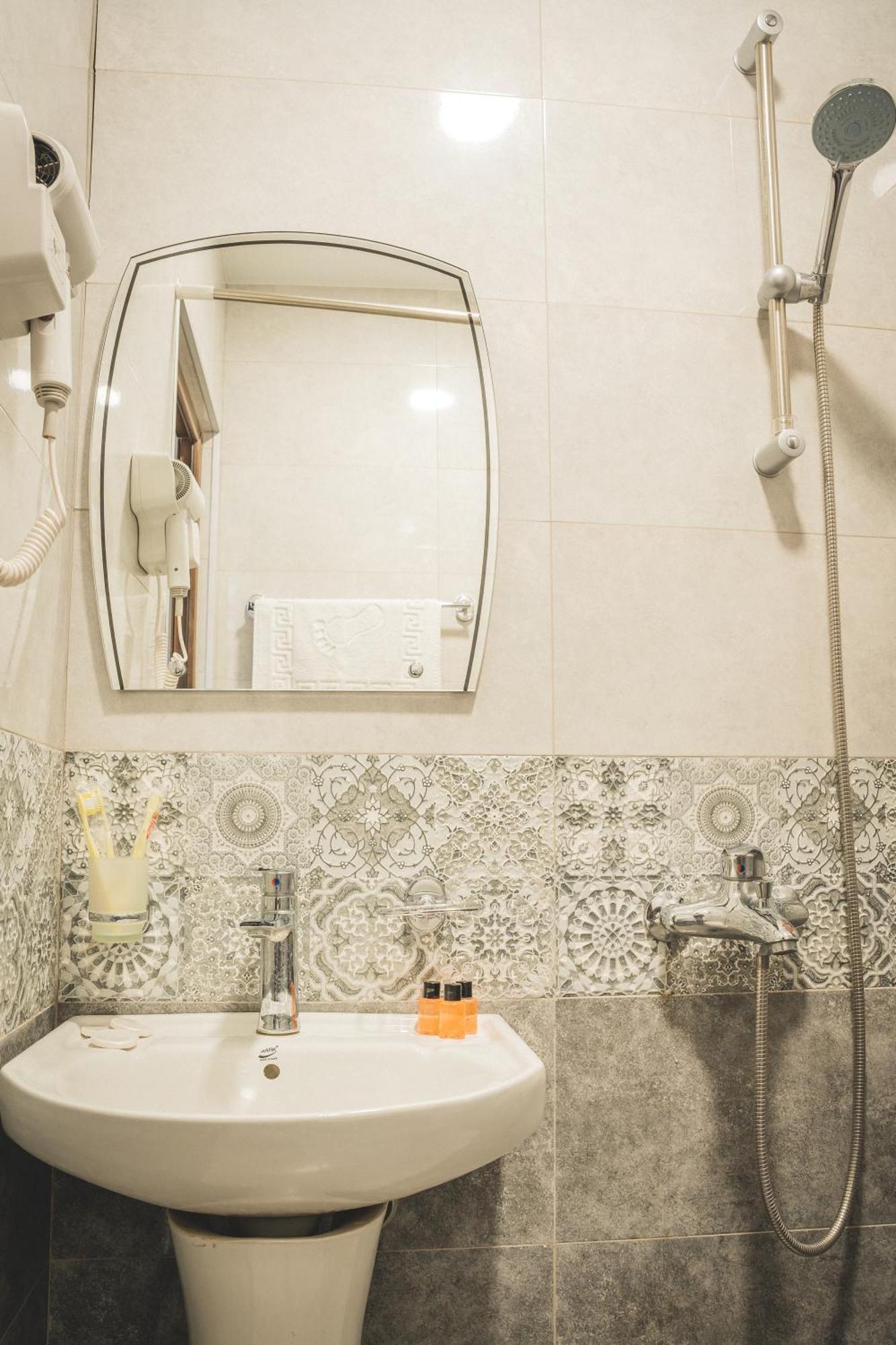 Hh Hotel Tbilisi Bagian luar foto
